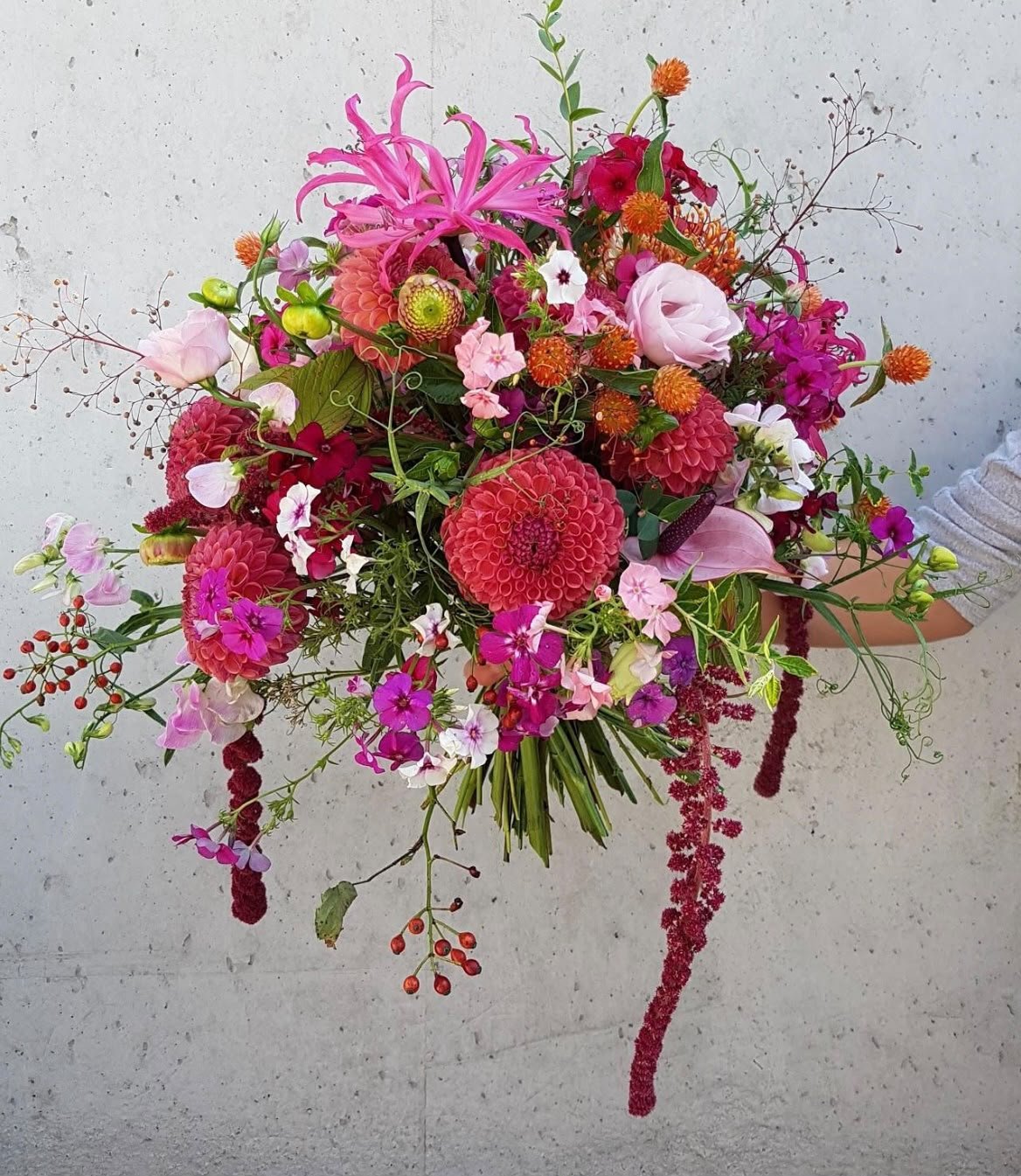 Bouquet champêtre coloré en dahlias, phlox et pois de senteur, création Maluna