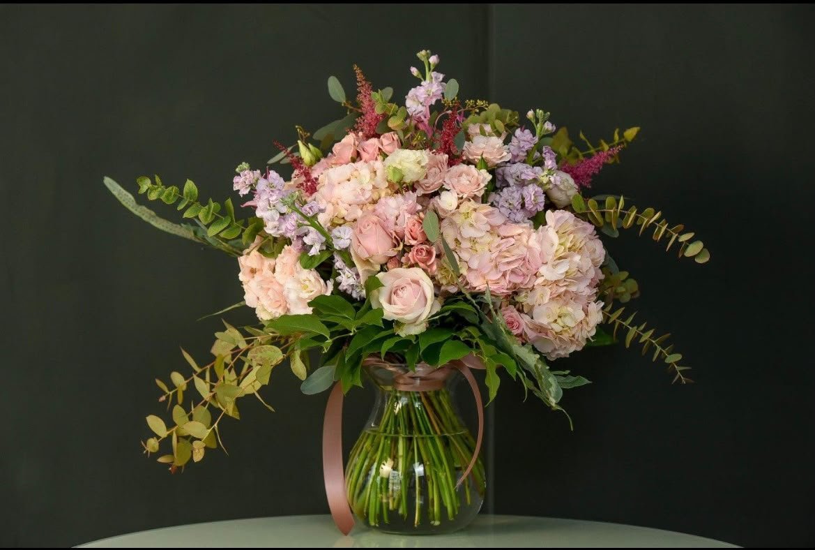 Bouquet pastel en hortensias, roses et astilbes dans un vase en verre, création Maluna
