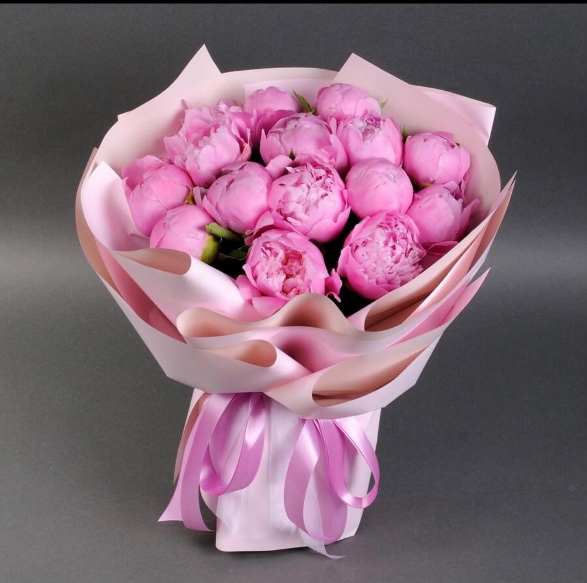 Bouquet de pivoines roses enveloppé de papier rose, création Maluna