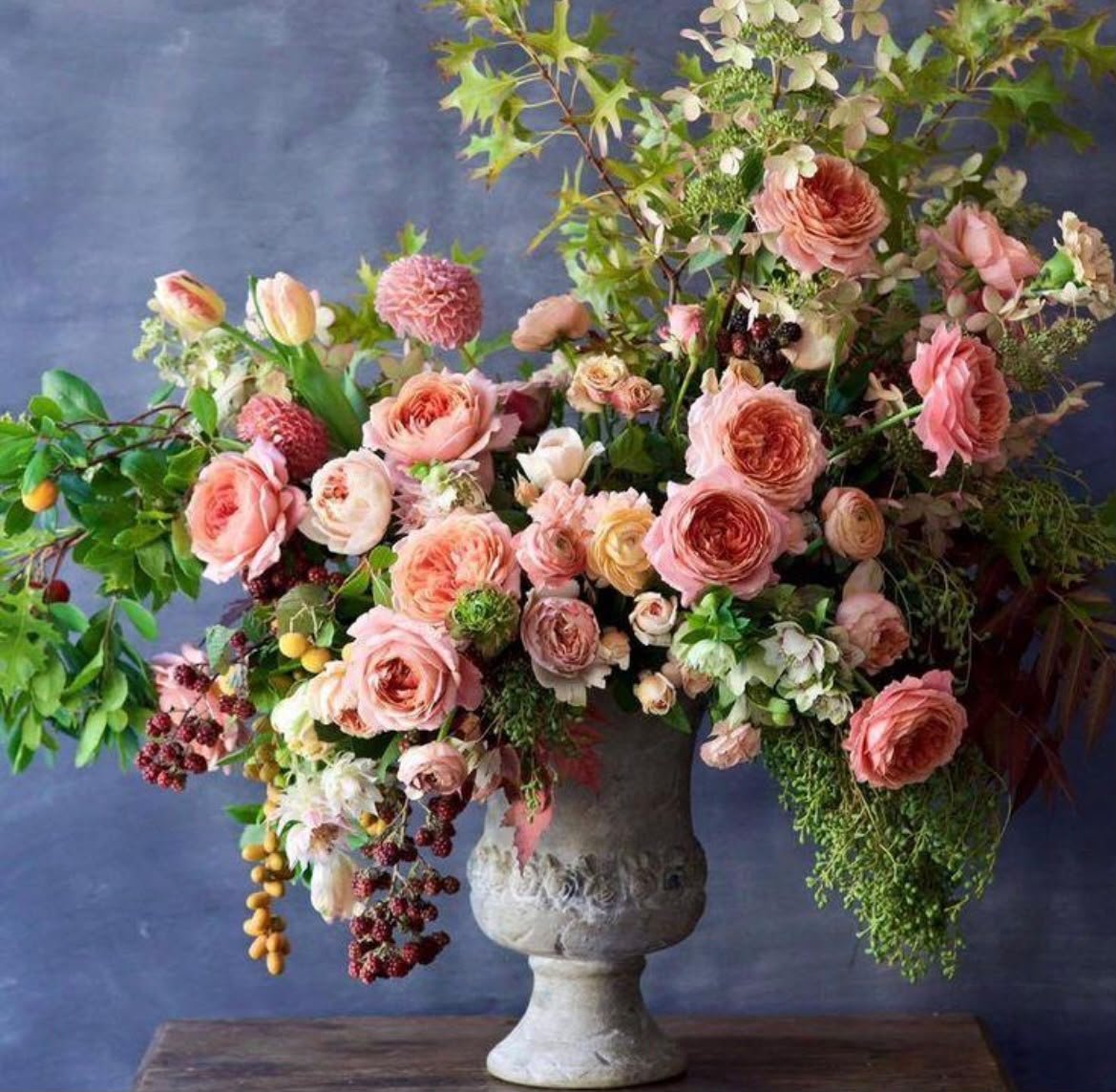 Bouquet de roses anciennes roses et pêche avec mûres et feuillages, création Maluna