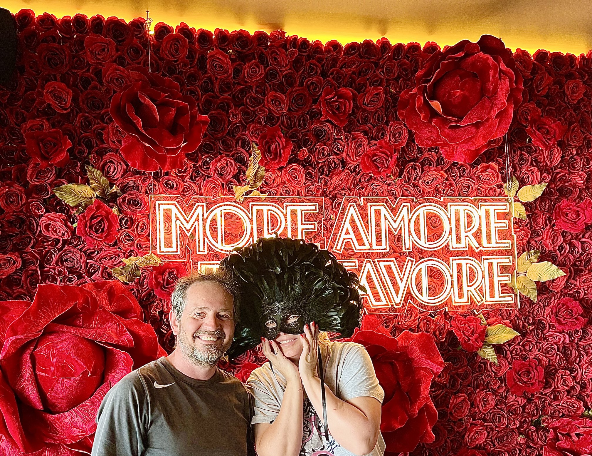 Mur de roses rouges artificielles géantes formant le décor du restaurant Amore à Toulon