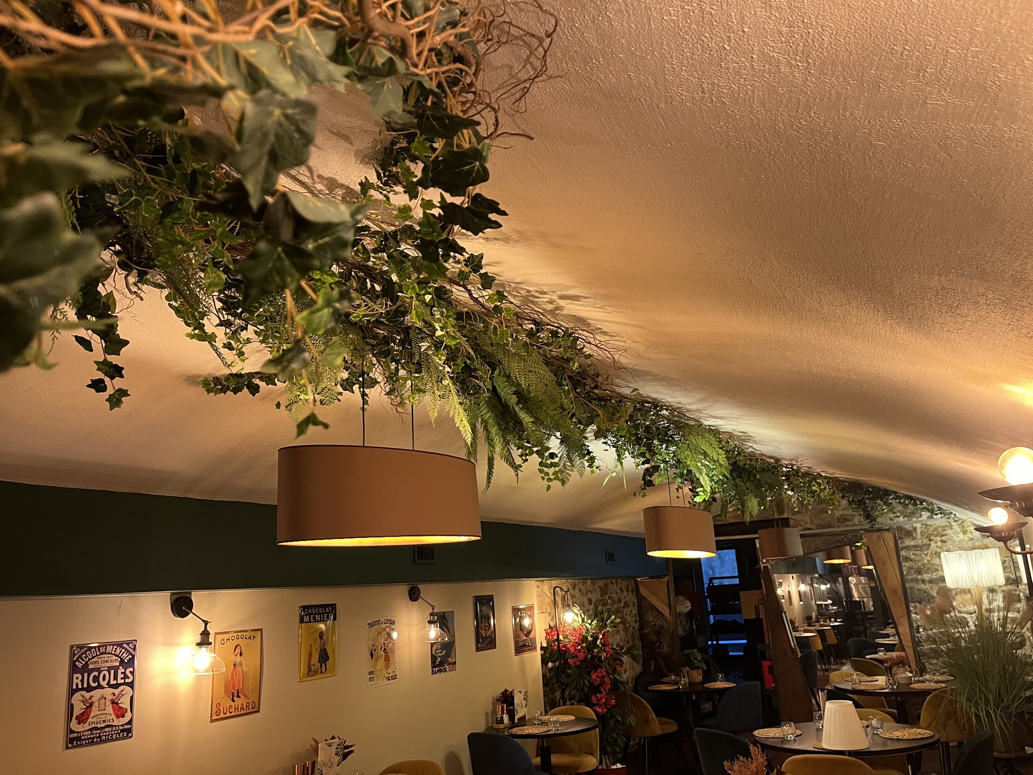 Décor végétal artificiel suspendu au plafond du Ô Bistro des Artistes, ambiance chaleureuse