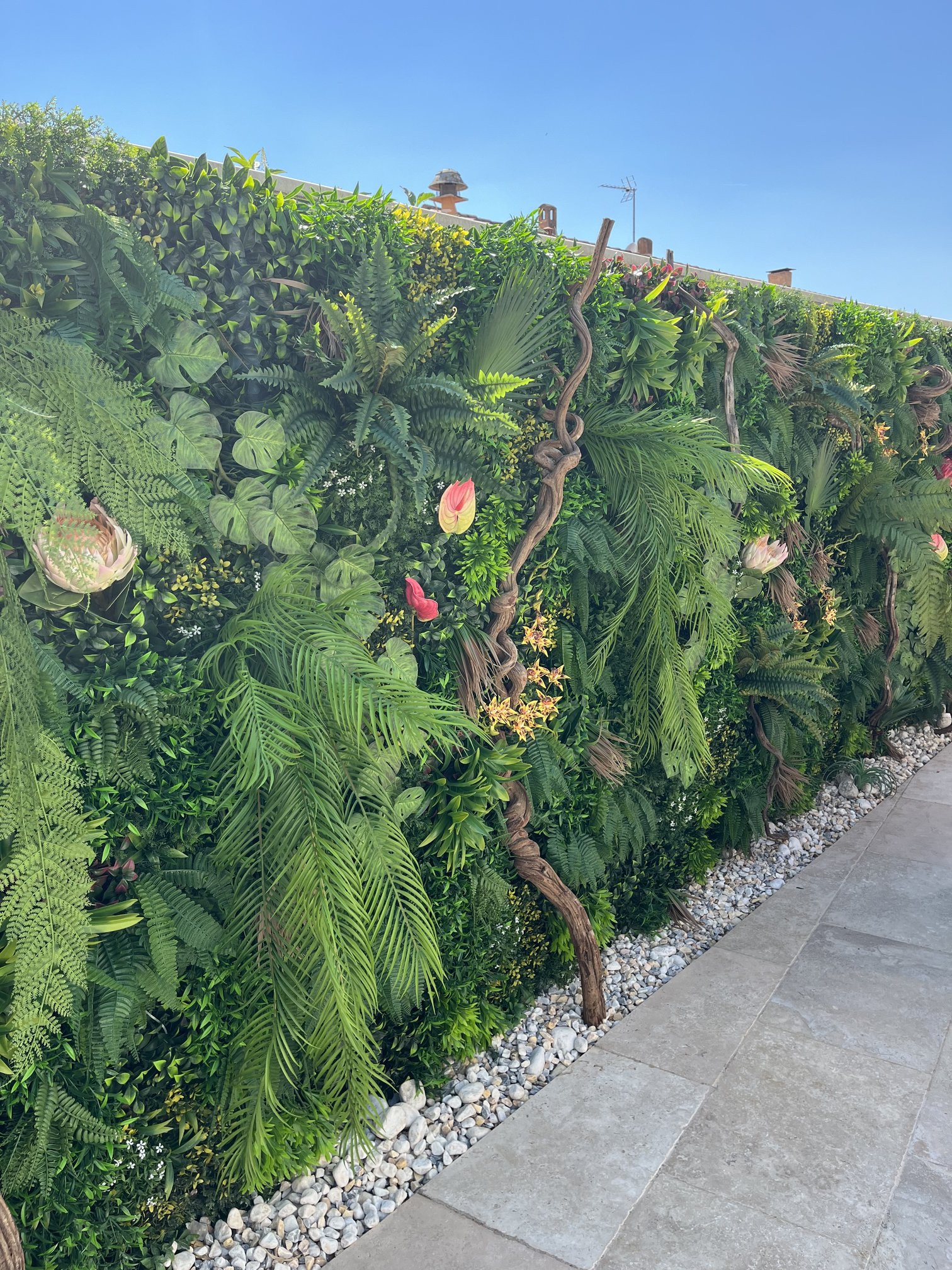 Grande haie végétale artificielle sur mesure agrémentée de fleurs, terrasse privée à Toulon