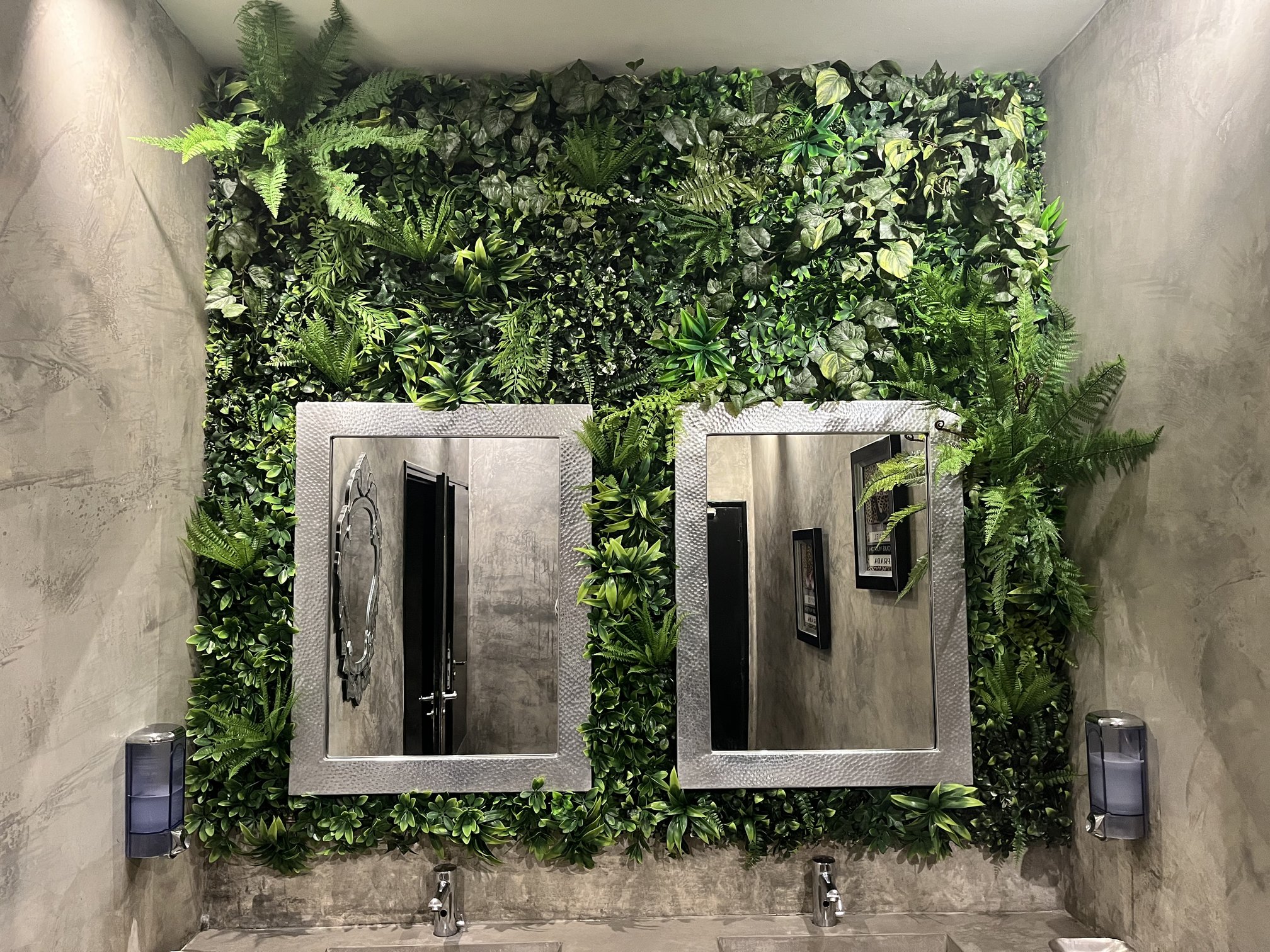 Mur végétal artificiel décorant les toilettes du restaurant La Technopole