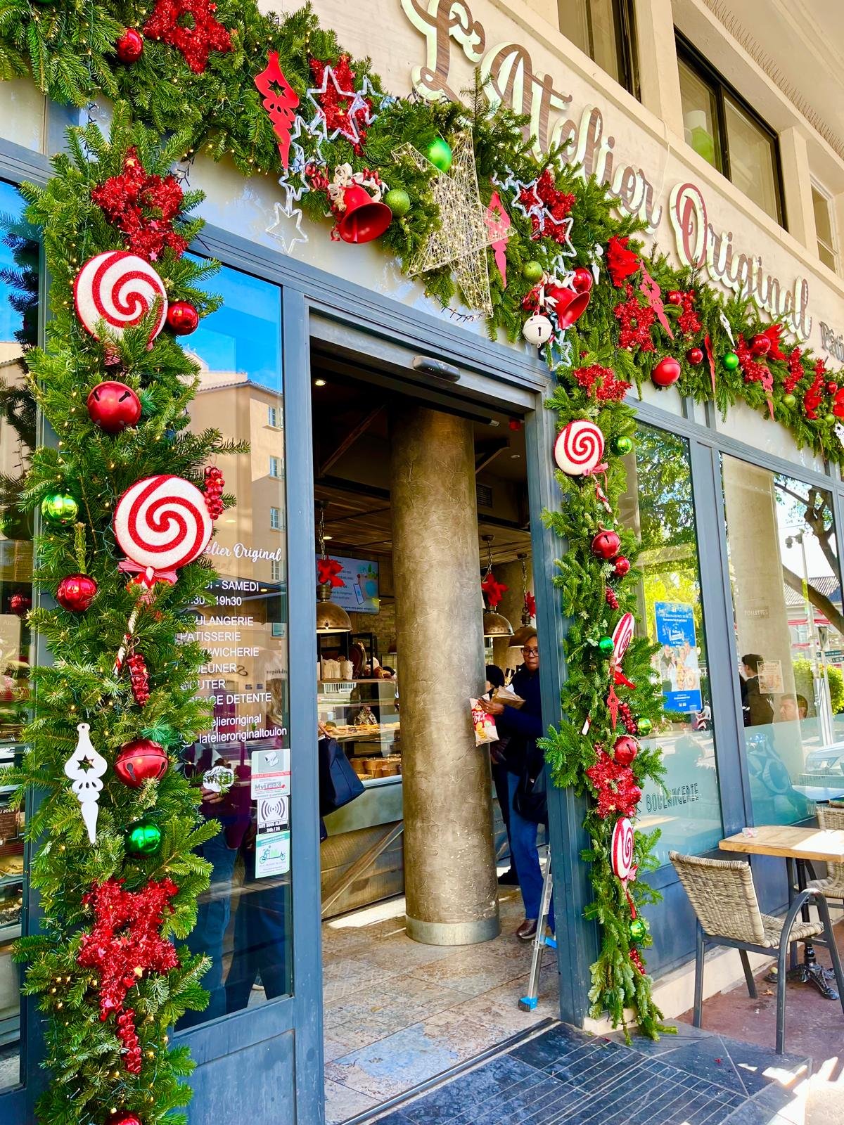 Devanture de la boulangerie L'Atelier Original décorée de guirlandes et sucres d'orge pour Noël