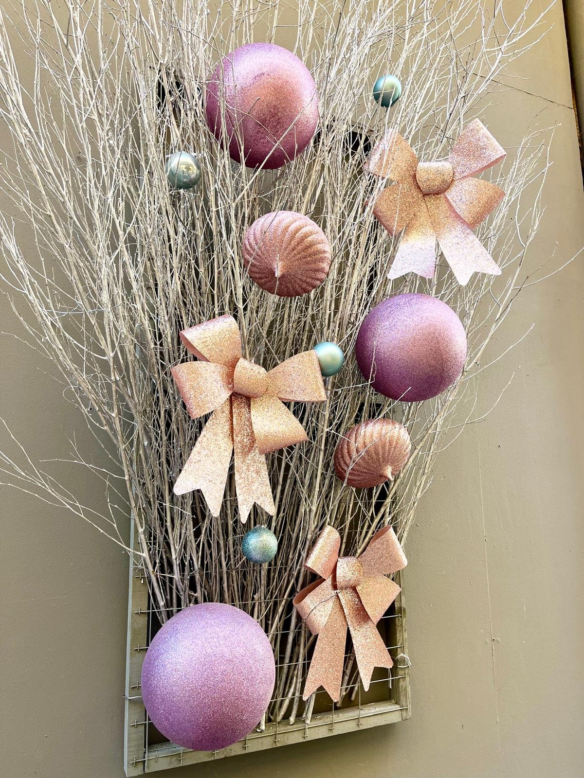 Panneau décoratif de Noël en branches, boules et nœuds rose et or