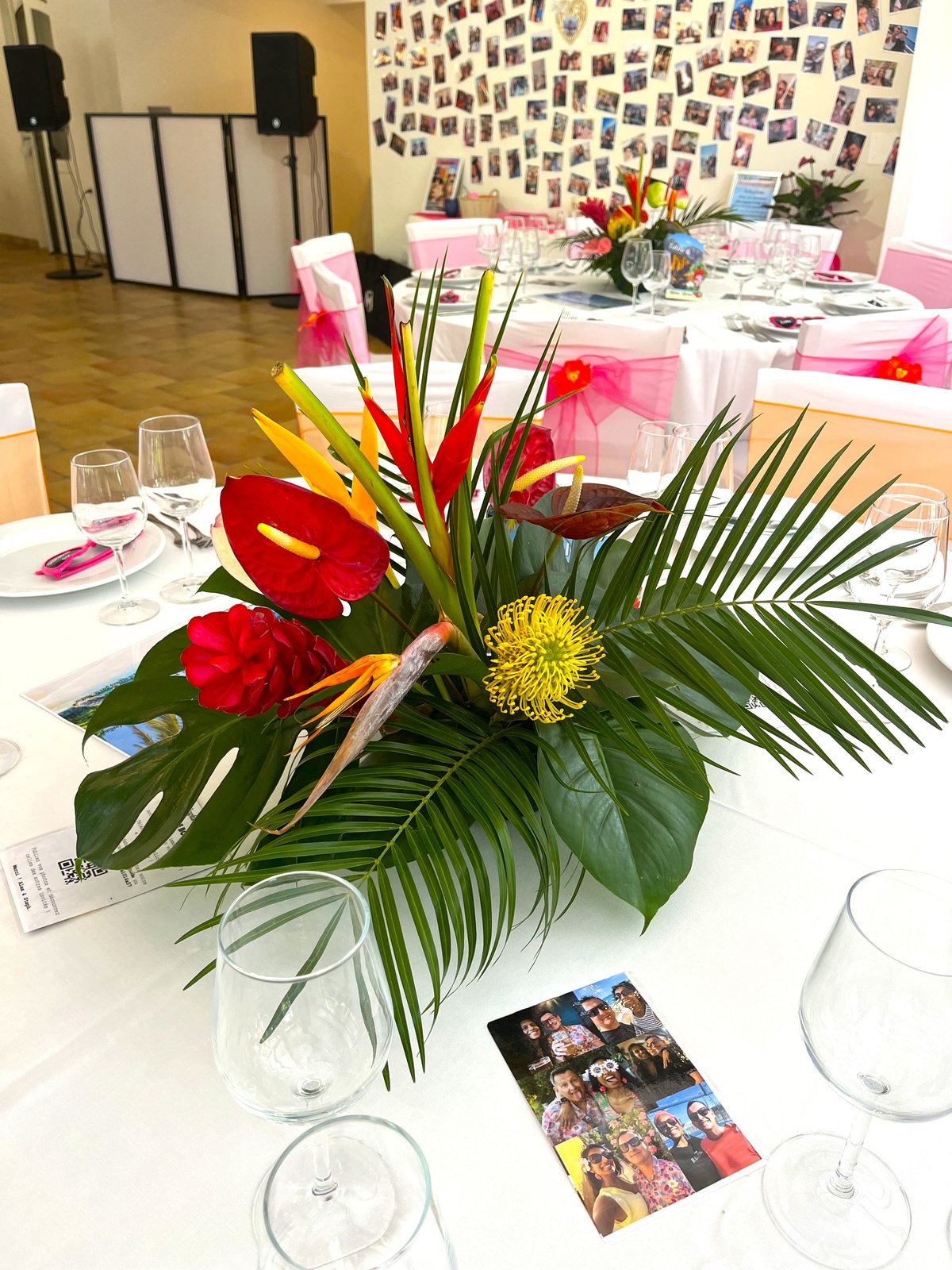 Centre de table exotique en anthuriums, oiseaux de paradis et feuillage tropical