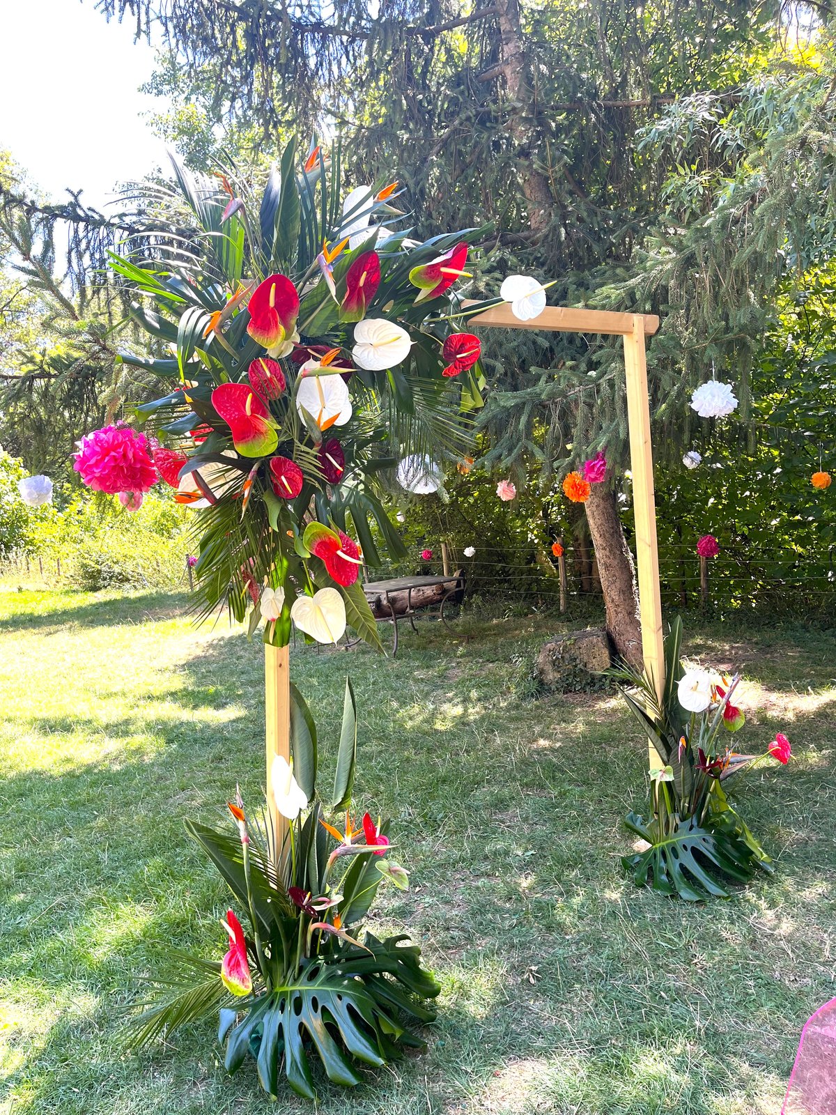 Arche de mariage tropicale complète en anthuriums et oiseaux de paradis, décor exotique