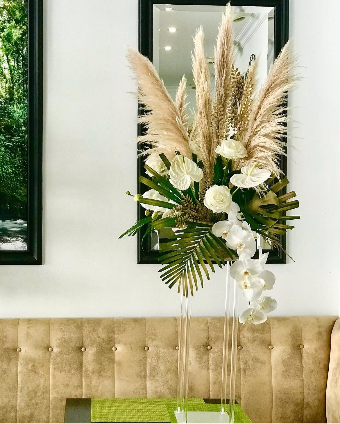 Grande composition en pampas, orchidées et anthuriums blancs sur pieds en acrylique